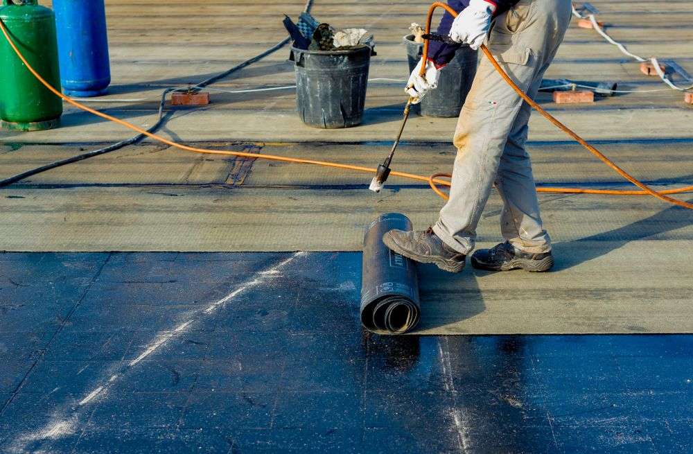 Nieuw dak met bitumen leggen in Haarlem